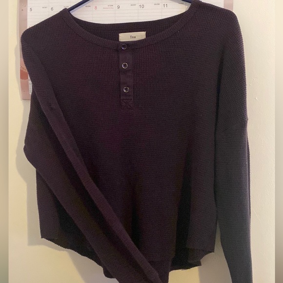 TNA aritzia waffle knit three button shirt - Picture 4 of 4